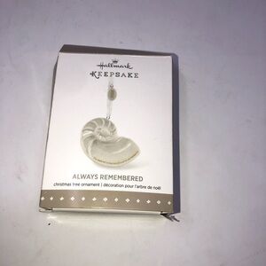 𝅺2015 HALLMARK  ORNAMENT ALWAYS REMEMBERED SHELL